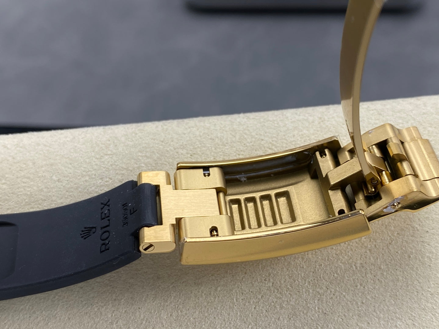 Daytona 126518 UFO 1:1 Best Edition YG Dial on Oysterflex Strap UF4131 (Free Sprung)