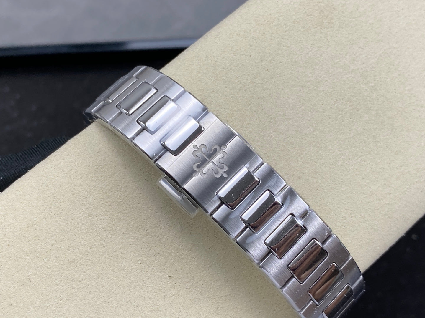 Nautilus 7118 Ladies Diamond Bezel SS DDF 1:1 Best Edition Gray Dial On SS Bracelet Super Clone DD324