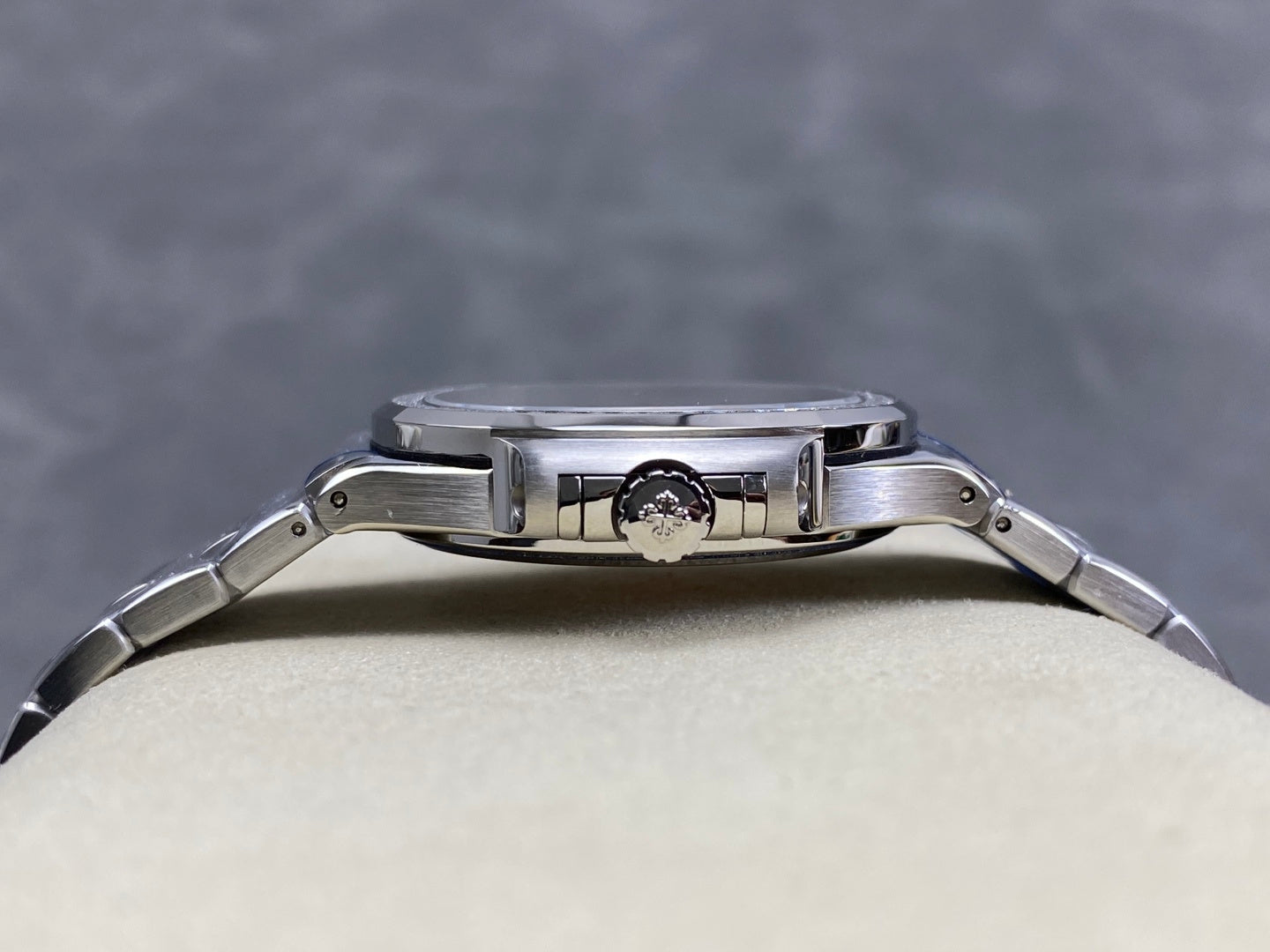 Nautilus 7118 Ladies Diamond Bezel SS DDF 1:1 Best Edition Gray Dial On SS Bracelet Super Clone DD324