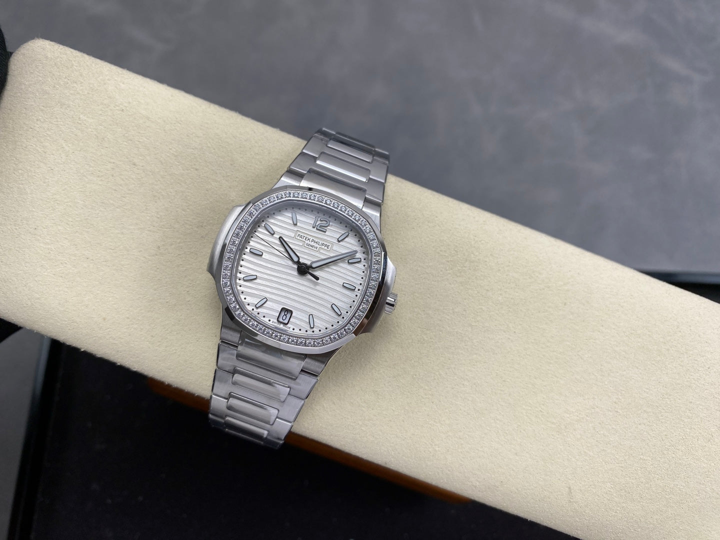 Nautilus 7118 Ladies Diamond Bezel SS DDF 1:1 Best Edition Silver Dial On SS Bracelet Super Clone DD324