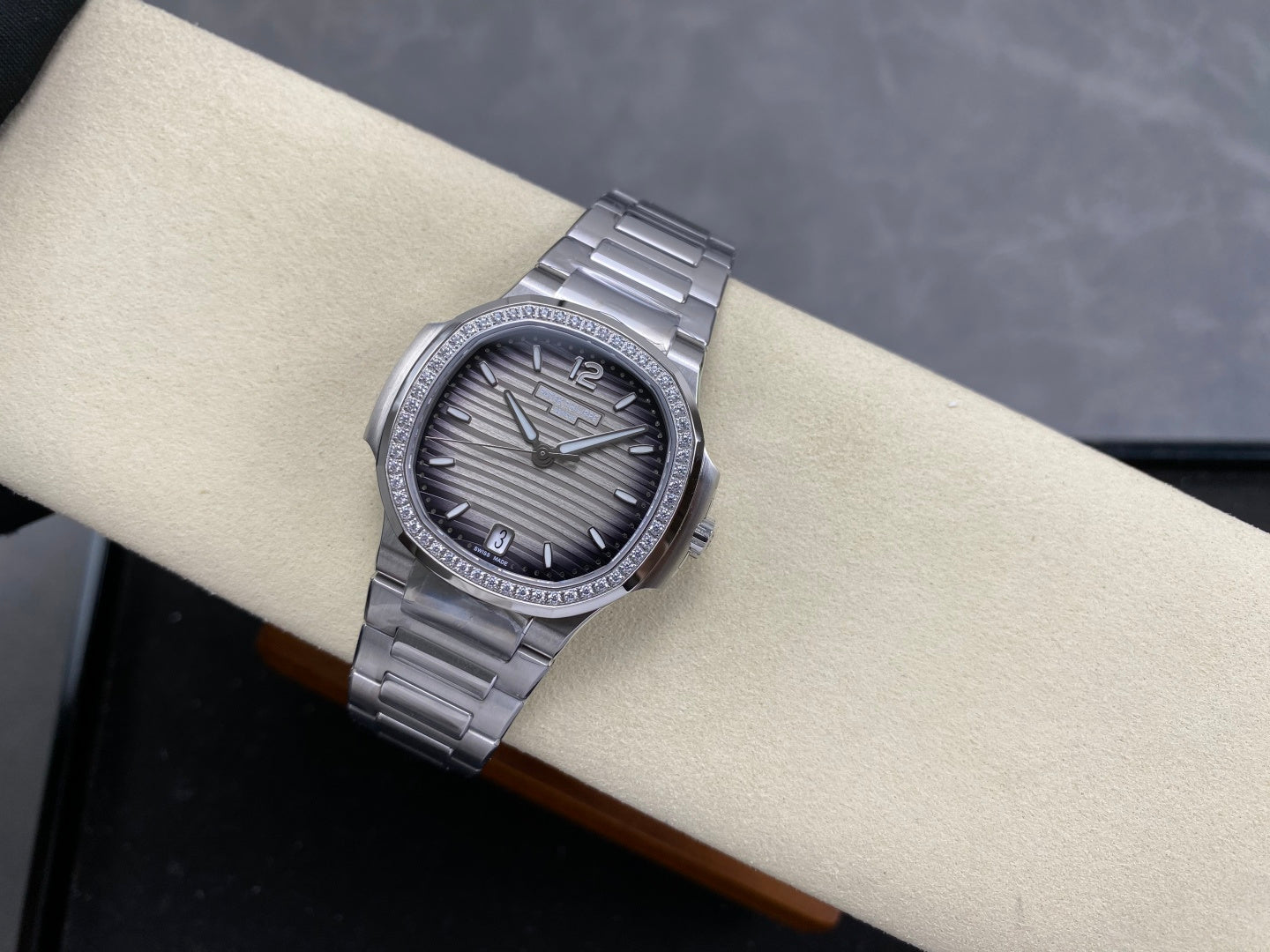 Nautilus 7118 Ladies Diamond Bezel SS DDF 1:1 Best Edition Gray Dial On SS Bracelet Super Clone DD324