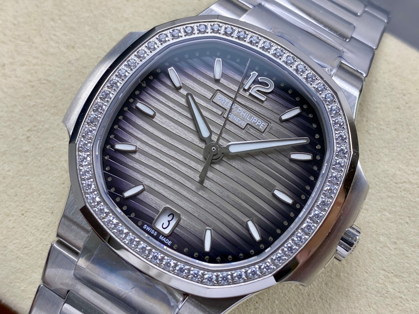 Nautilus 7118 Ladies Diamond Bezel SS DDF 1:1 Best Edition Gray Dial On SS Bracelet Super Clone DD324