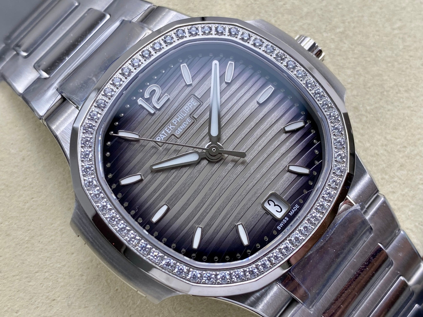 Nautilus 7118 Ladies Diamond Bezel SS DDF 1:1 Best Edition Gray Dial On SS Bracelet Super Clone DD324