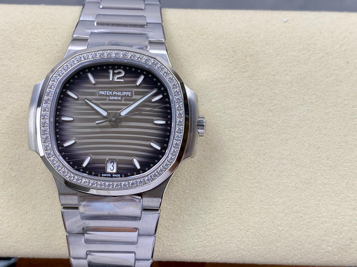 Nautilus 7118 Ladies Diamond Bezel SS DDF 1:1 Best Edition Gray Dial On SS Bracelet Super Clone DD324